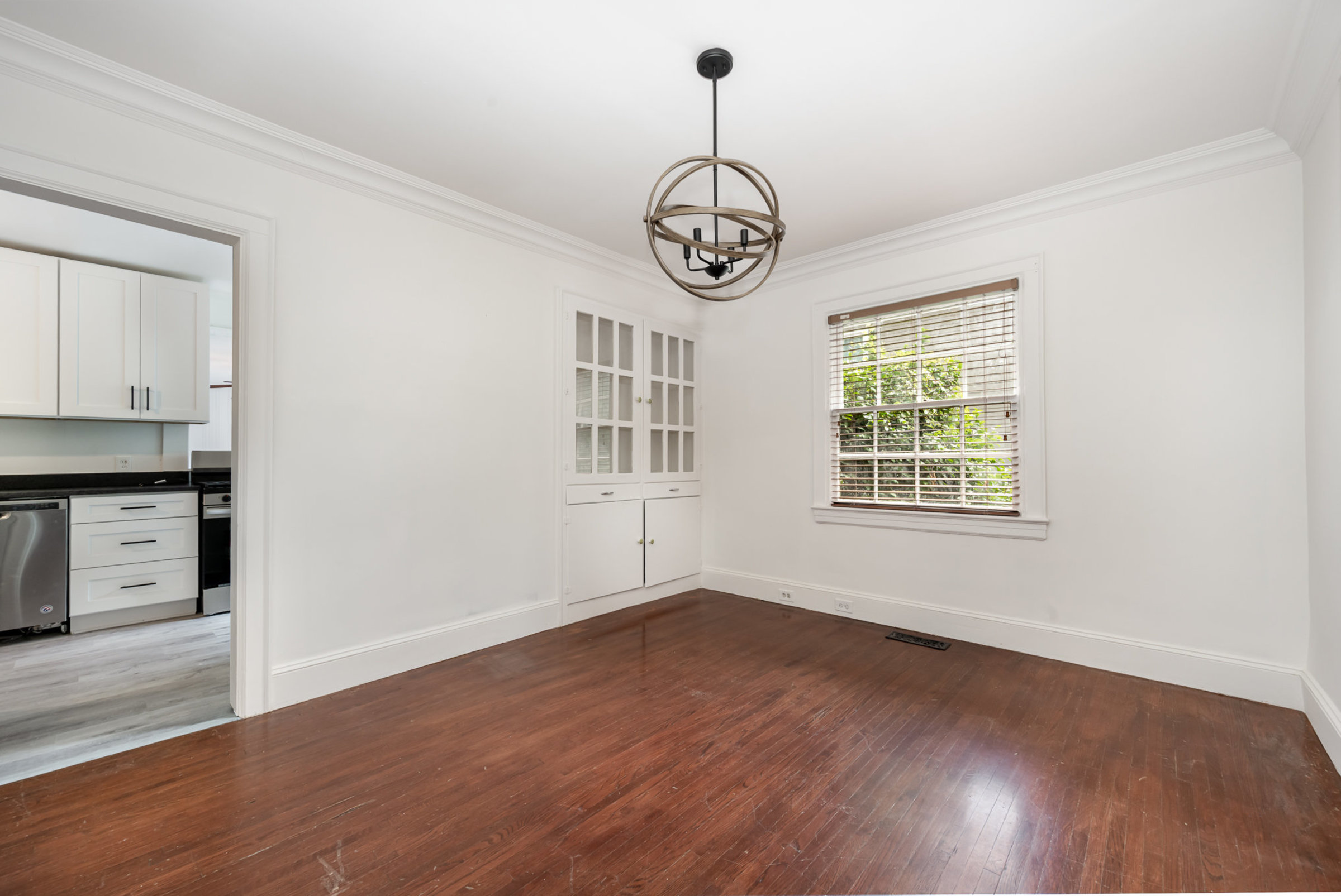 Spacious dining room, perfect for entertaining