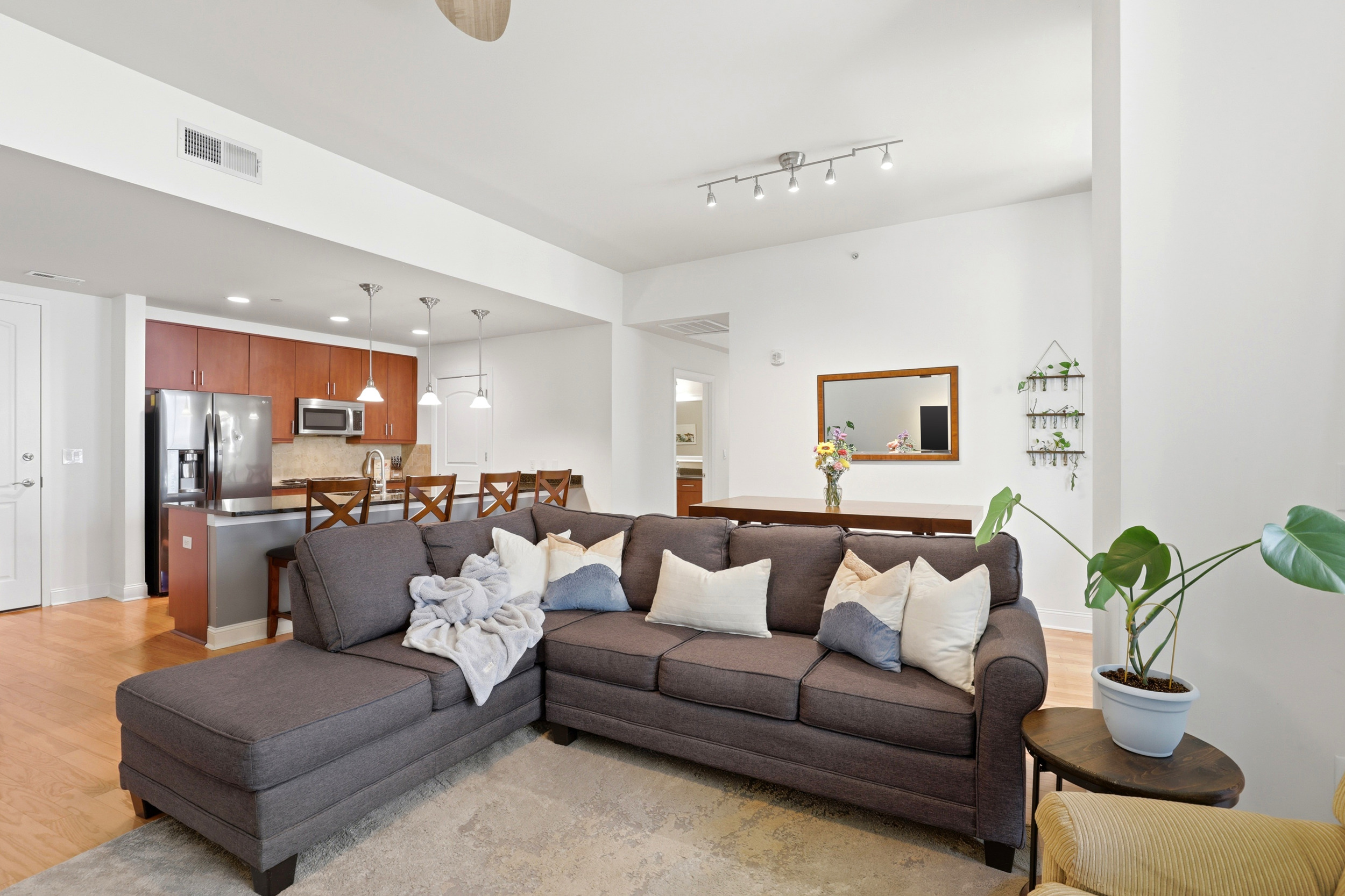 701 Royal Court - 601